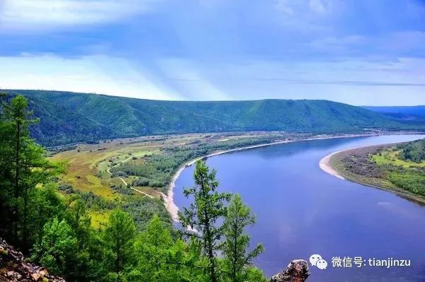 夕阳下的黑龙江边，独白与江水共长天